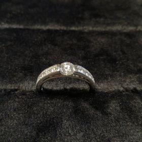 【ラザール ダイヤモンド(LAZARE DIAMOND)の口コミ】 横からもダイヤモンドが綺麗に見えるデザインがとても気に入りました。デ…