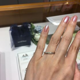 【銀座ダイヤモンドシライシの口コミ】 指をスッキリ見せてくれる細身のデザインで、ダイヤモンドもストレートの…