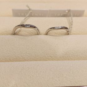 【TRECENTI(トレセンテ)の口コミ】 男性側は非常にシンプルで指にフィットしやすいデザインです。女性側は、…