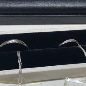 【LUCIR-K(ルシルケイ)の口コミ】 フラットな形をしていますが、指輪の表面にダイヤが斜めにあしらわれてい…