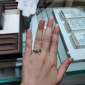 【アイプリモ(I-PRIMO)の口コミ】 V字のラインがとても可愛くて指がほっそりと見えるデザインでした。真ん中…