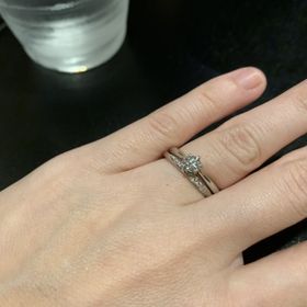 【銀座ダイヤモンドシライシの口コミ】 20個のダイヤが回り込んでいるため①ダイヤが自分のほうも人の方もビッシリ…