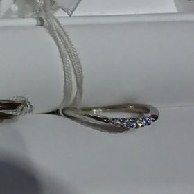 【AFFLUX(アフラックス)の口コミ】 お店の中や照明が白かったこともあったのか、とにかくダイヤがキラキラと…