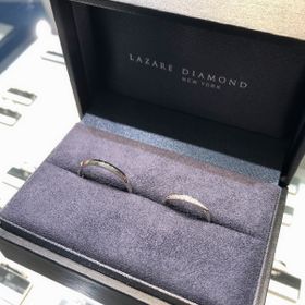【ラザール ダイヤモンド(LAZARE DIAMOND)の口コミ】 初めはキラキラのハーフエタニティを検討していましたが、より結婚指輪ら…