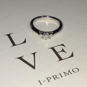 【アイプリモ(I-PRIMO)の口コミ】 サイドにもダイヤがあり、シンプルだけどとても華やかに見えるのが気に入…