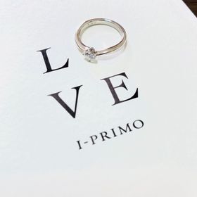 【アイプリモ(I-PRIMO)の口コミ】 指輪の曲線が指を綺麗に見せてくれ、また結婚指輪との重ね付けにも適して…