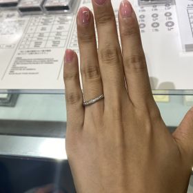 【宝寿堂(ほうじゅどう)の口コミ】 斜めのラインでダイヤモンドが入っているデザインです。このデザインは指…