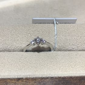 【TRECENTI(トレセンテ)の口コミ】 デザインがとても素敵なので決めました。3石ダイヤでキラキラして非常に可…