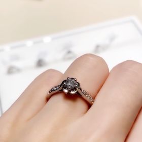 【シャネル(CHANEL)の口コミ】 一粒ダイヤより個性的で、少し離れて見ても、お花の形が割としっかりわか…