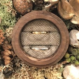 【鎌倉彫金工房の口コミ】 2人ともシンプルな結婚指輪にしました。オリジナルで手作りのため、記念日…