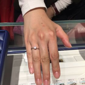 【銀座ダイヤモンドシライシの口コミ】 カラット数は大きすぎると行事ごとのときなどにつけにくいと思ったので、2…
