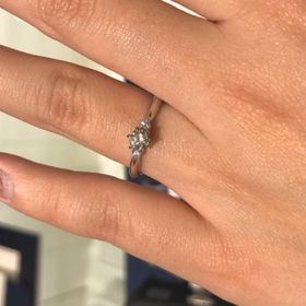 【4℃ BRIDAL(ヨンドシーブライダル)の口コミ】 デザイン的にはシンプルですが、３つのダイヤモンドが連なっておりしっか…