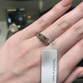 【ヴァン クリーフ＆アーペル(Van Cleef & Arpels)の口コミ】 他にはない唯一無二のデザインと、ダイヤの輝きが特徴的な指輪です。プラ…