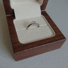 【Sustaina(サスティナ)】の口コミ シンプルなデザインを求められていたので、シンプルかつ可愛らしいミル打ち...