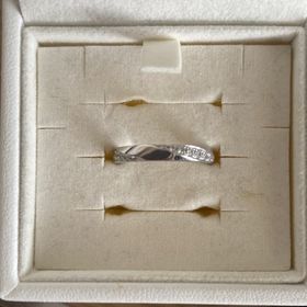 【ラザール ダイヤモンド(LAZARE DIAMOND)の口コミ】 飽きがこないシンプルなデザインを探していました。しかしシンプル過ぎる…