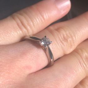 【エクセルコダイヤモンド(EXELCO DIAMOND)の口コミ】 ストレートラインの一粒ダイヤを希望して探したところ、こちらのリングが…