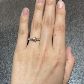 【ショーメ(CHAUMET)の口コミ】 ショーメのフリソンソリテール。
一見するとシンプルなソリティアリングに…