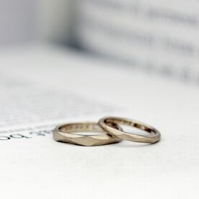 【atelier CraM(アトリエ クラム)の口コミ】 指輪をどうするか二人で相談した時に、キラキラした高級感のある指輪より…