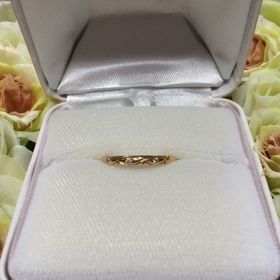 【TAKE-UP(テイクアップ)の口コミ】 ゴールドの優しい輝きと、小さくもキラリと光るダイヤモンドにとても惹か…