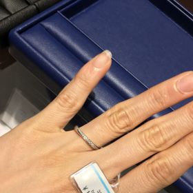 【銀座ダイヤモンドシライシの口コミ】 この指輪は上から見ても、下から見てもダイヤモンドが斜めにカーブしなが…