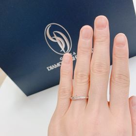 【銀座ダイヤモンドシライシの口コミ】 メレダイヤの輝きが、どの角度から見ても楽しめる、そんなデザインが気に…