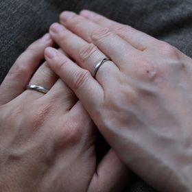 【銀座ダイヤモンドシライシの口コミ】 メビウスの輪のデザインの指輪を探していてたどり着きました。
またあまり…