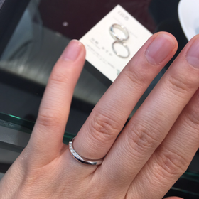 【ラザール ダイヤモンド(LAZARE DIAMOND)の口コミ】 正面から見るとシンプルなプラチナリングですが、上下に斜めにダイヤが走…