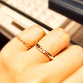 【銀座ダイヤモンドシライシの口コミ】 指が太いので細く見えるタイプを探していました。
あまりギラギラしている…