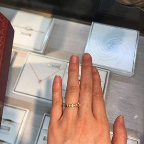 【カルティエ(Cartier)の口コミ】 ゴールドです。ダイヤの粒が大きめで、重厚感、高級感がありました。小さ…