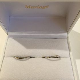 【Mariage ent(マリアージュエント)の口コミ】 いただいた婚約指輪と重ね付けできるデザインを選びました。また緩やかな…