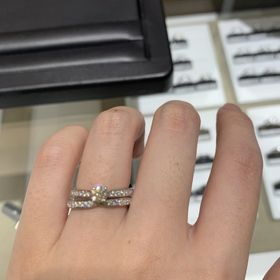 【ラザール ダイヤモンド(LAZARE DIAMOND)の口コミ】 婚約者は手が小さく、ぷくぷくしているため、細めの指輪で真ん中のダイヤ…