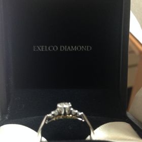 【エクセルコダイヤモンド(EXELCO DIAMOND)の口コミ】 指輪のデザインに惹かれて決めました。
ダイヤモンドの品質は全く知らなか…