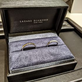 【ラザール ダイヤモンド(LAZARE DIAMOND)の口コミ】 私は本当は指が長く見えるウェーブ型の指輪が良かったが、彼の指がウェー…
