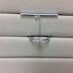 【TRECENTI(トレセンテ)の口コミ】 花モチーフのデザインが可愛らしく決め手になりました。
装着感であったり…