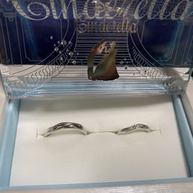 【Disney Cinderella(ディズニー シンデレラ)の口コミ】 ウェーブの形がよくて、
ブルーダイヤが欲しかった時に
デザインがどスト…