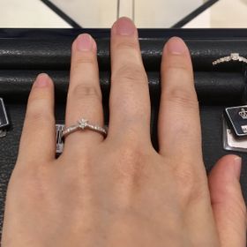 【ROYAL ASSCHER(ロイヤル・アッシャー)の口コミ】 個人的にスリーストーンやメレ、パヴェが好みなのでそれらを中心に試着し…
