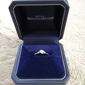 【銀座ダイヤモンドシライシの口コミ】 Aigleという婚約指輪にしました。左右にメレダイヤモンドがついており、シ…