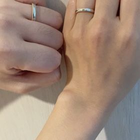 【銀座ダイヤモンドシライシの口コミ】 毎日つけるものなので、なるべくシンプルなデザインで探していましたが、…