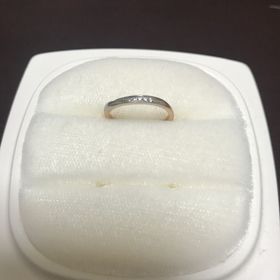 【俄(にわか)の口コミ】 デザインが気に入りました。前からみるとシンプルな指輪に見えるのですが…