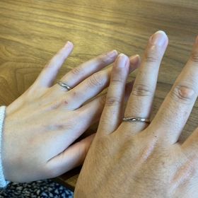 【出雲結(いずもゆい)の口コミ】 デザインが素敵で、一目惚れしました。風の流れる形を、指輪に表したデザ…