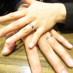 【輪-RIN-の口コミ】 最初は違う指輪を検討していた物に合うサイズがなく
当日に店頭で色々と見…