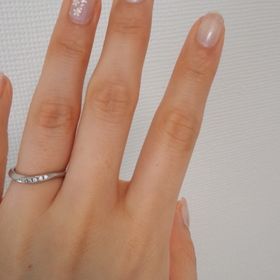 【ラザール ダイヤモンド(LAZARE DIAMOND)の口コミ】 指が太いので、曲線の指輪に絞って検討していました。
また、婚約指輪とセ…