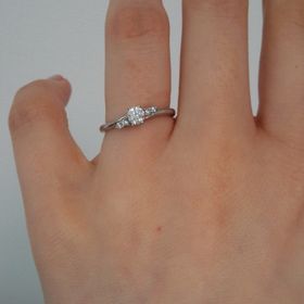 【ラザール ダイヤモンド(LAZARE DIAMOND)の口コミ】 曲線状の結婚指輪とセットで付けられることを条件に探していました。
こち…