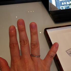 【HOSHI no SUNA 星の砂(ほしのすな)の口コミ】 私が試着してるのはカペラという種類です。ねじりのあるデザインで、重な…