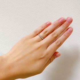 【4℃ BRIDAL(ヨンドシーブライダル)の口コミ】 一番の決めてはデザインです。斜めになっており、さらにダイヤが入ってい…