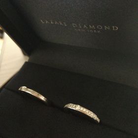 【ラザール ダイヤモンド(LAZARE DIAMOND)の口コミ】 キラキラした指輪がよかったので、大きなダイヤモンドが中央に一粒あって…