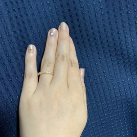 【ラザール ダイヤモンド(LAZARE DIAMOND)の口コミ】 結婚指輪と重ね付けするつもりで贈りました。
本人の意向により他の指にも…