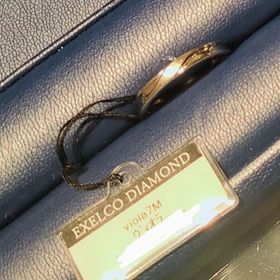 【エクセルコダイヤモンド(EXELCO DIAMOND)の口コミ】 指輪の中央にマットな質感の折り込みラインがアクセントで入っています。…
