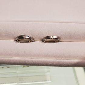 【CAFERING(カフェリング)の口コミ】 右　マット加工メインで下半分が段差ついてツヤツヤのものです。真ん中に…