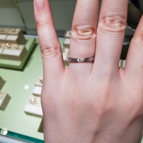 【ORECCHIO(オレッキオ)の口コミ】 全体がマットな加工。上下にミル加工が入っており、真ん中には横中の四角…